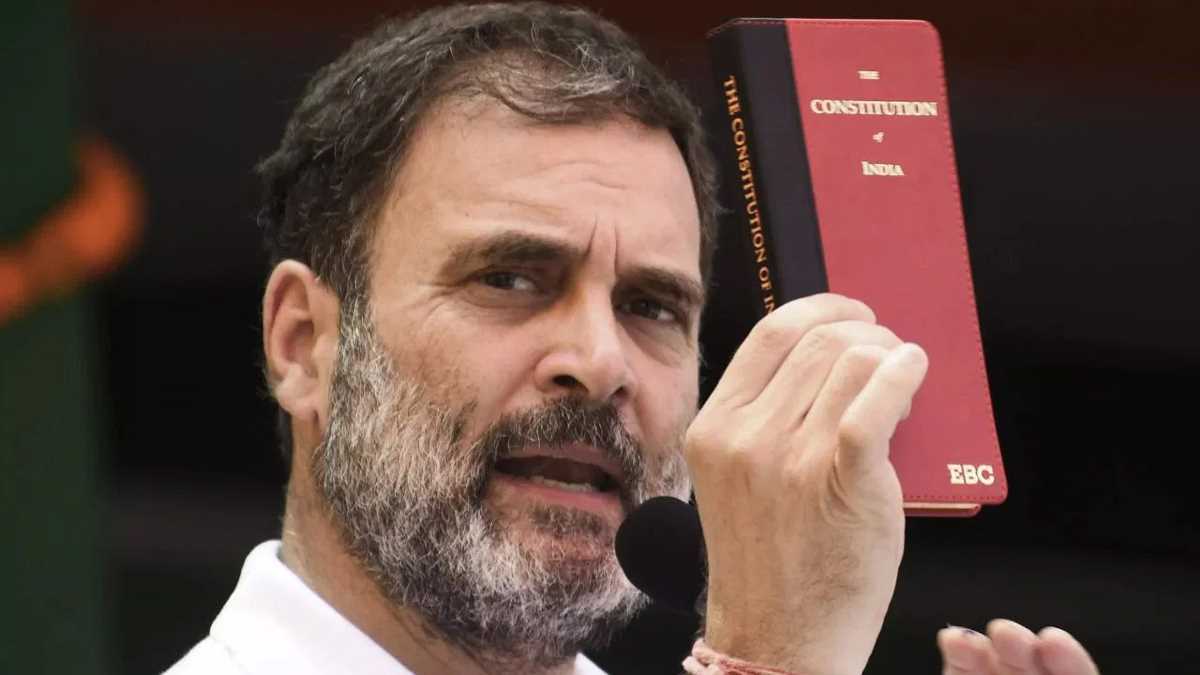 देश में संविधान और मनुस्मृति के बीच है लड़ाई : राहुल गांधी